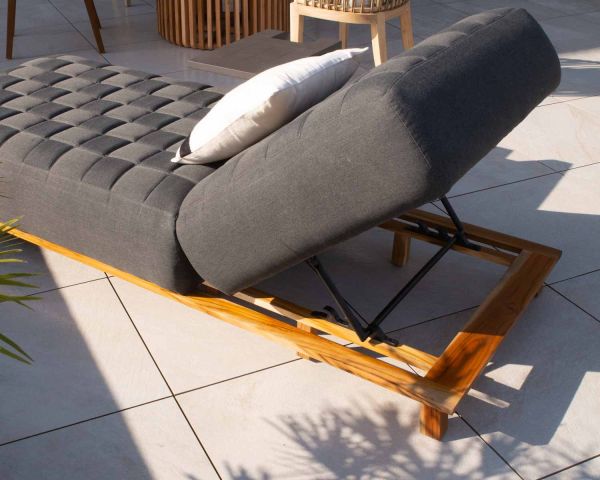 Tumbona de diseño con tejido Sunbrella gris oscuro y teca «Lombok»