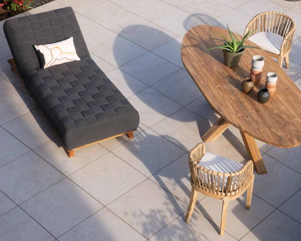 Tumbona de diseño con tejido Sunbrella gris oscuro y teca «Lombok»