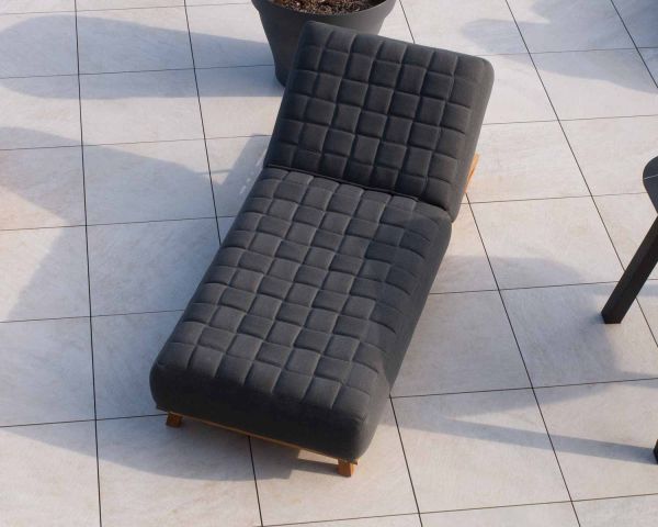 Tumbona de diseño con tejido Sunbrella gris oscuro y teca «Lombok»
