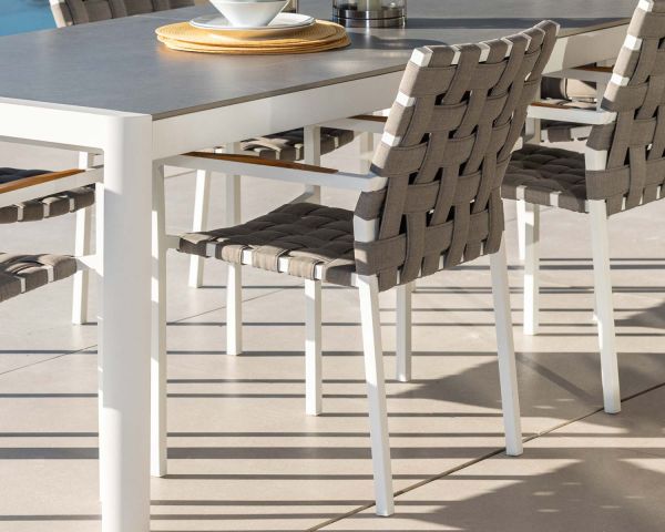 Lote de 2 elegantes sillas de comedor para exterior con tejido trenzado en color topo y aluminio blanco «Saint Tropez»