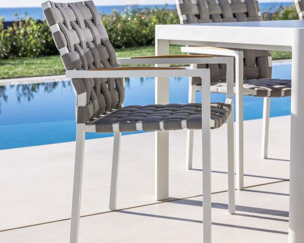 Lote de 2 elegantes sillas de comedor para exterior con tejido trenzado en color topo y aluminio blanco «Saint Tropez»