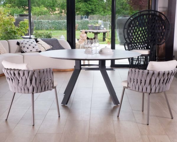 Cojín decorativo de algodón blanco con motivos bordados y pompones «Kavon»