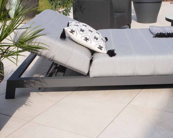 Cojín decorativo de algodón blanco con motivos bordados y pompones «Kavon»