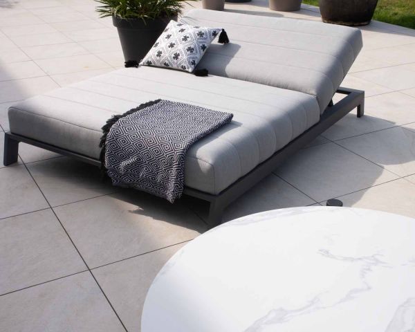 Tumbona doble moderna y cómoda de color gris claro «Terrasse», con estructura antracita
