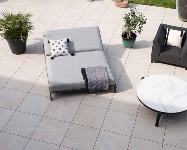 Tumbona doble moderna y cómoda de color gris claro «Terrasse», con estructura antracita