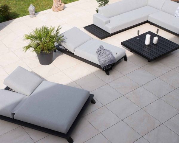 Tumbona doble con tejido Sunbrella gris claro y estructura de aluminio negro «Nusa Pedina»