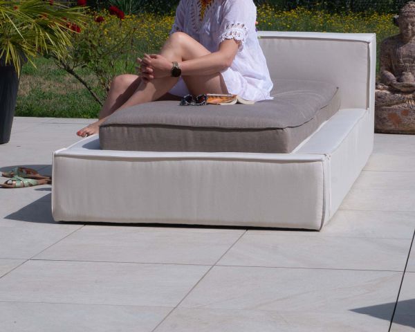 Tumbona individual en tonos gris topo y beige, estilo futón «Saint Tropez»