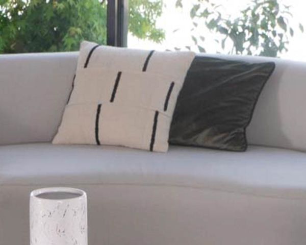 Cojín para sofá en color blanco roto y negro «Kavon» con motivo gráfico