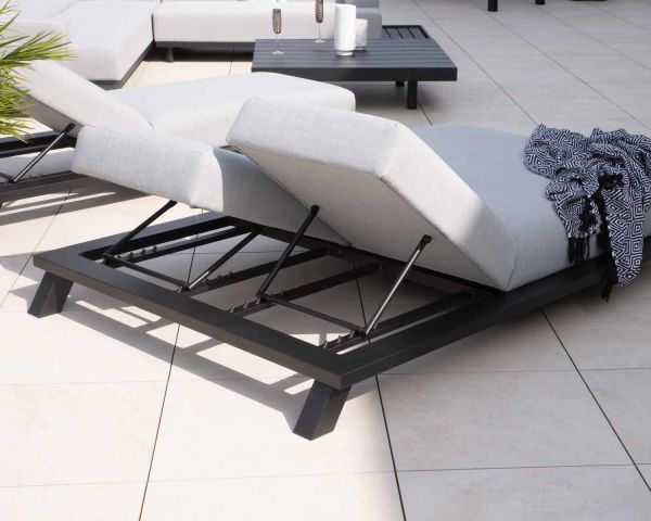 Tumbona doble con tejido Sunbrella gris claro y estructura de aluminio negro «Nusa Pedina»