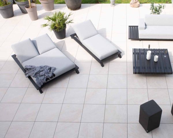 Tumbona doble con tejido Sunbrella gris claro y estructura de aluminio negro «Nusa Pedina»