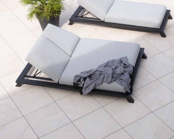 Tumbona doble con tejido Sunbrella gris claro y estructura de aluminio negro «Nusa Pedina»