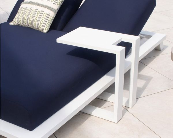 Bout de canapé design en aluminium blanc "Lazy Beach"