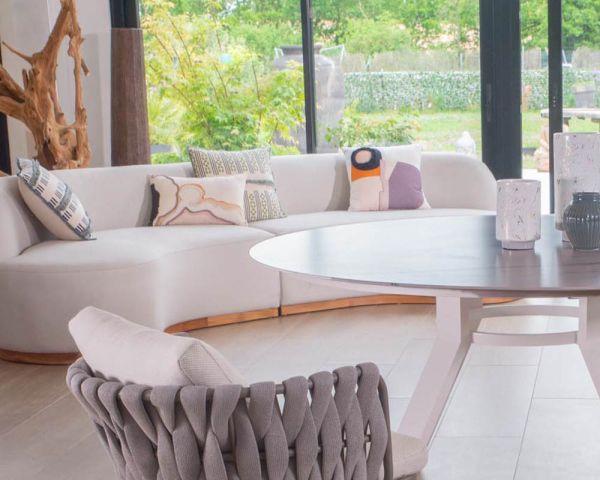 Cojín decorativo cuadrado en tonos beige y verde con flecos de lino «Solira»