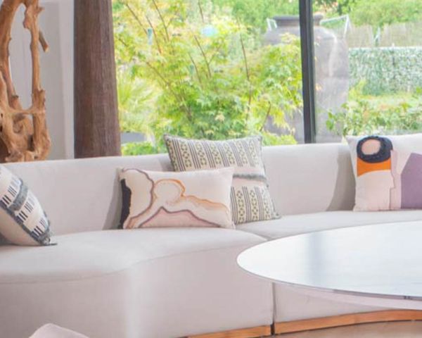 Cojín decorativo cuadrado en tonos beige y verde con flecos de lino «Solira»