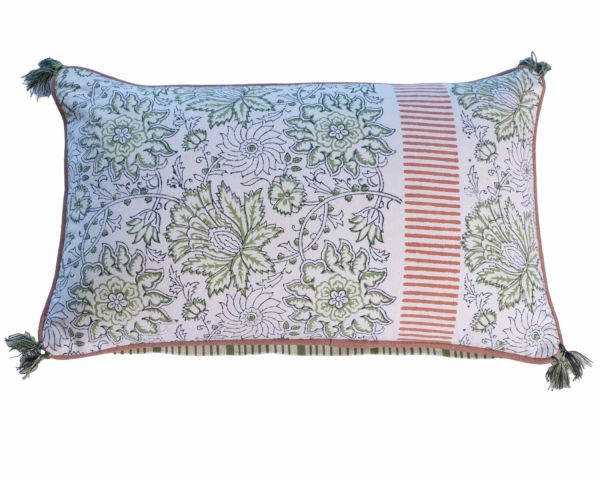 Cojín de tela con estampado floral en tonos verde y rosa «Solira», con ribete