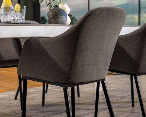 Silla de exterior moderna y envolvente, confeccionada en tejido Sunbrella gris oscuro «Sokha Beach»