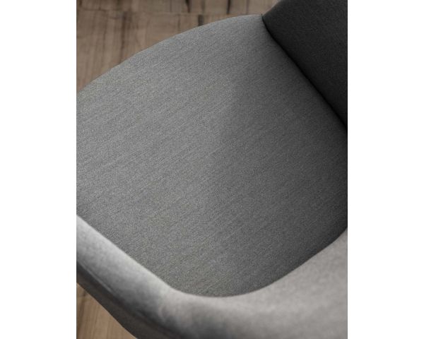 Silla de exterior moderna y envolvente, confeccionada en tejido Sunbrella gris oscuro «Sokha Beach»