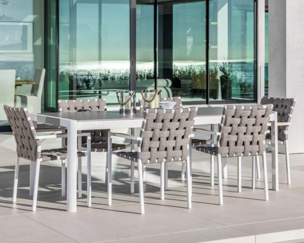 Lote de 2 elegantes sillas de comedor para exterior con tejido trenzado en color topo y aluminio blanco «Saint Tropez»