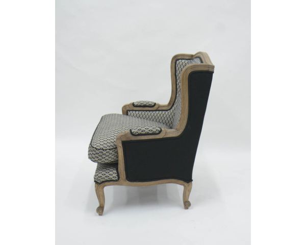 Sillón bergère «Sofía» de madera maciza y tela blanca y negra con rombos