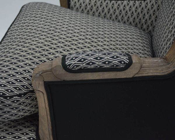 Sillón bergère «Sofía» de madera maciza y tela blanca y negra con rombos