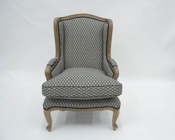 Sillón bergère «Sofía» de madera maciza y tela blanca y negra con rombos