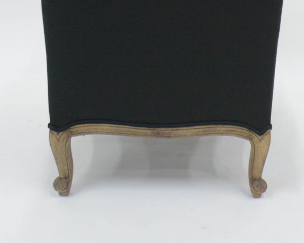 Sillón bergère «Sofía» de madera maciza y tela blanca y negra con rombos