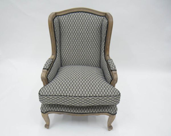 Sillón bergère «Sofía» de madera maciza y tela blanca y negra con rombos