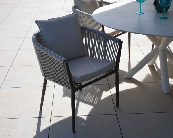 Lote de 2 sillas de jardín de diseño, de tela y aluminio color champán, modelo «Cheverny»