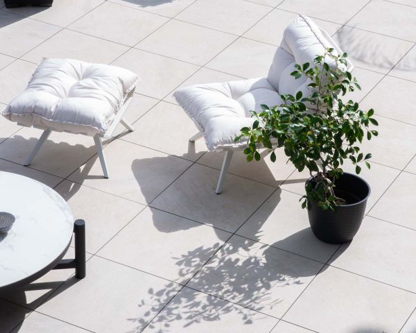 Sillón de exterior blanco con reposapiés modular y estructura de aluminio blanco «Lisca»