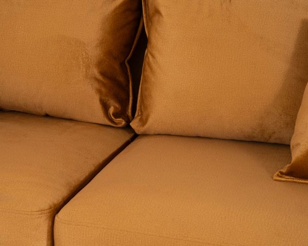 Sofá de 3 plazas color ocre, con patas de metal y tapizado de terciopelo «Hasting»