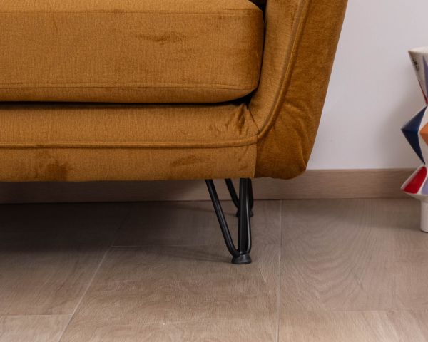 Sofá de 3 plazas color ocre, con patas de metal y tapizado de terciopelo «Hasting»
