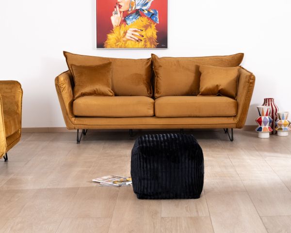 Sofá de 3 plazas color ocre, con patas de metal y tapizado de terciopelo «Hasting»