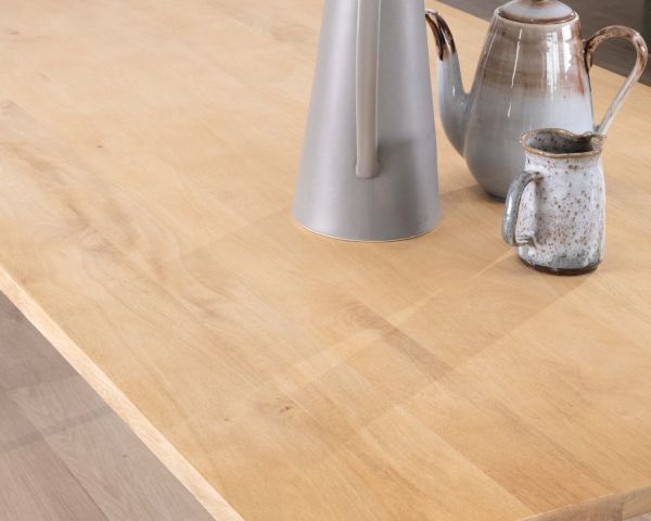 Mesa de comedor de estilo minimalista «japandi», con tablero de madera y patas de metal «Elegancy»