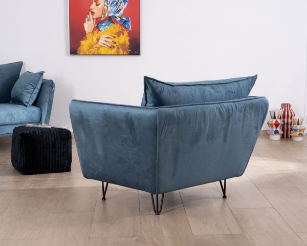 Gran sillón acogedor de tela azul y patas de metal negro «Hasting»