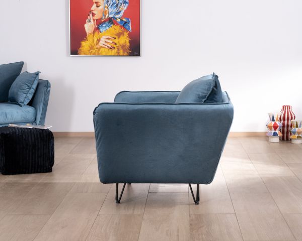 Gran sillón acogedor de tela azul y patas de metal negro «Hasting»