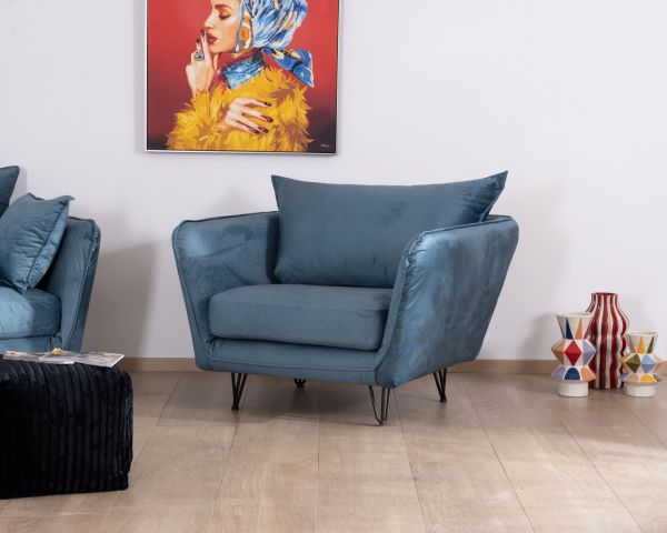 Gran sillón acogedor de tela azul y patas de metal negro «Hasting»