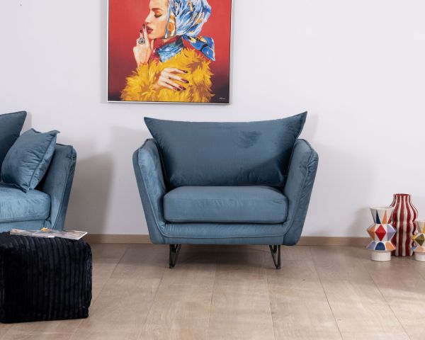 Gran sillón acogedor de tela azul y patas de metal negro «Hasting»
