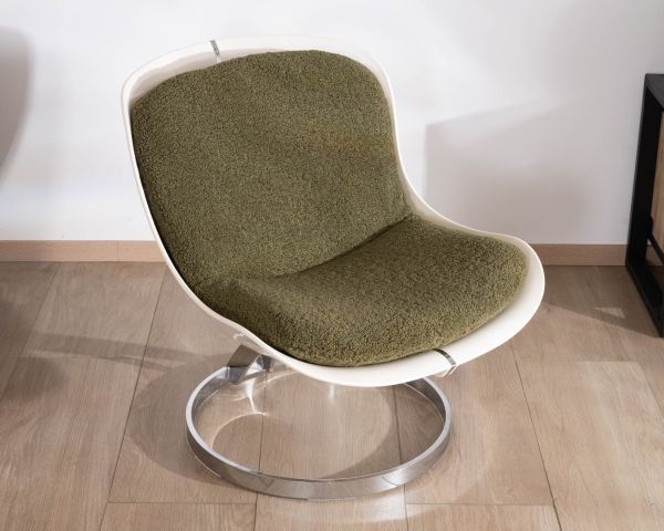Sillón de diseño pop con carcasa de plexiglás y tejido rizado de color verde caqui «AstroPop»