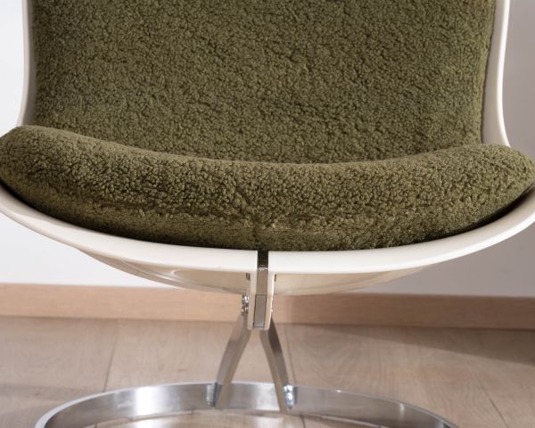 Sillón de diseño pop con carcasa de plexiglás y tejido rizado de color verde caqui «AstroPop»