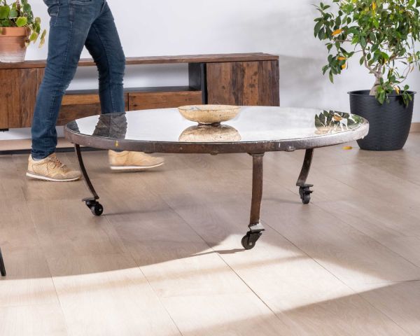 Mesa de centro redonda de madera reciclada y tablero de cristal con patas de metal «Nepalí»