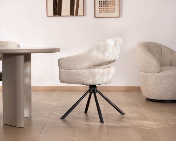 Lote de 2 sillas giratorias de comedor «Movy» con asiento envolvente de tela color crema y reposabrazos