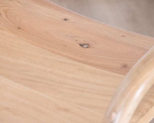 Taburete de bar de acacia con un diseño minimalista y respaldo «Vogue»