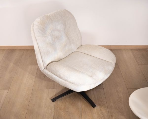 Sillón lounge giratorio «Panama» de tejido bouclé en color crudo, de estilo escandinavo