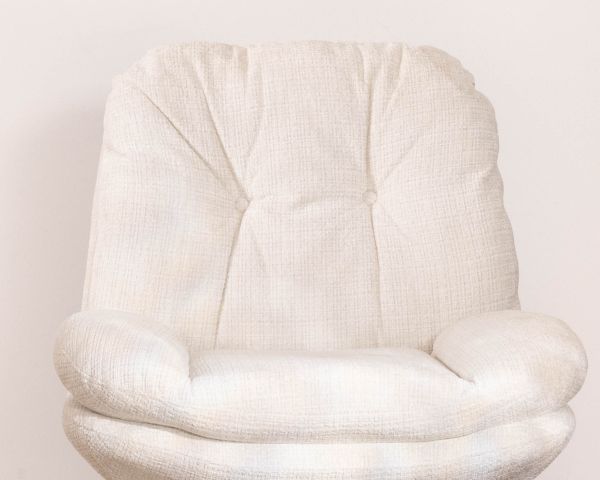 Sillón lounge giratorio «Panama» de tejido bouclé en color crudo, de estilo escandinavo