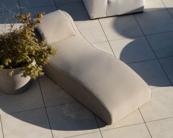 Tumbona de tela especial para exteriores con diseño orgánico «Miroly Bay» en color topo
