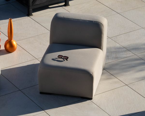 Asiento para sofá modular de exterior en tejido color topo «Miroly Bay», de diseño orgánico