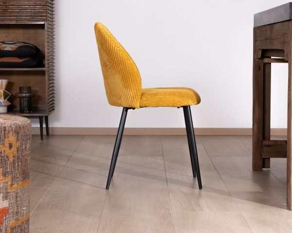 Juego de 4 sillas de comedor de terciopelo color mostaza y patas de metal negro «Bellot», de estilo vintage