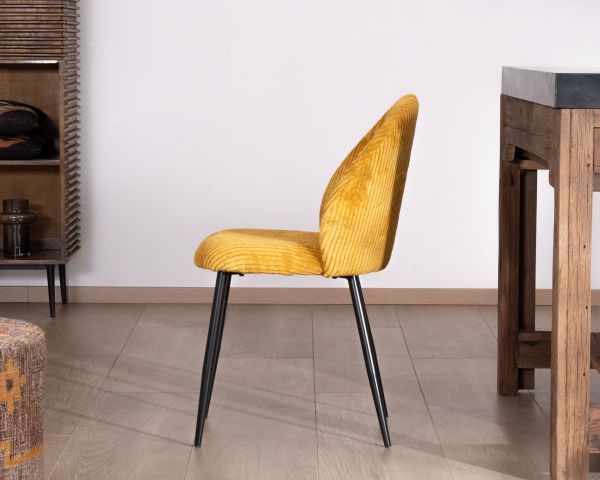 Juego de 4 sillas de comedor de terciopelo color mostaza y patas de metal negro «Bellot», de estilo vintage