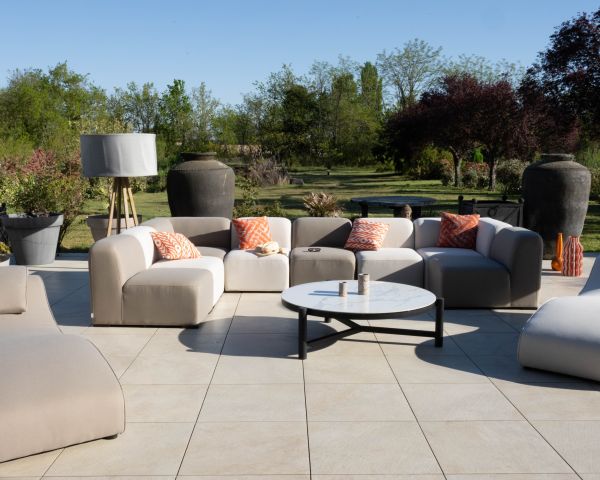 Asiento para sofá modular de exterior en tejido color topo «Miroly Bay», de diseño orgánico