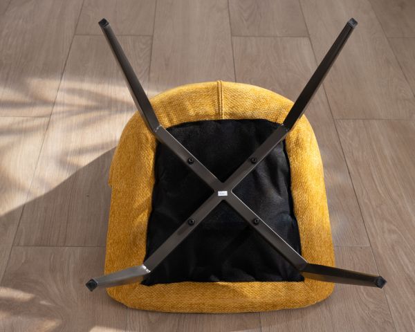 Lote de 2 sillas de comedor de diseño vintage «Niko» con tapizado en color amarillo mostaza